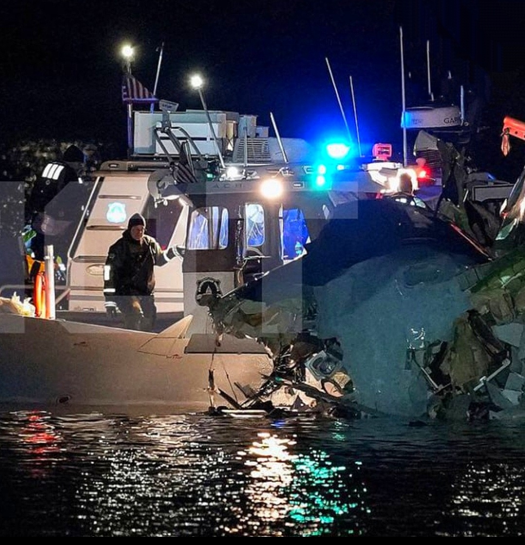 Скрин фото из открытых источников. Водолазы работают на месте происшествия.