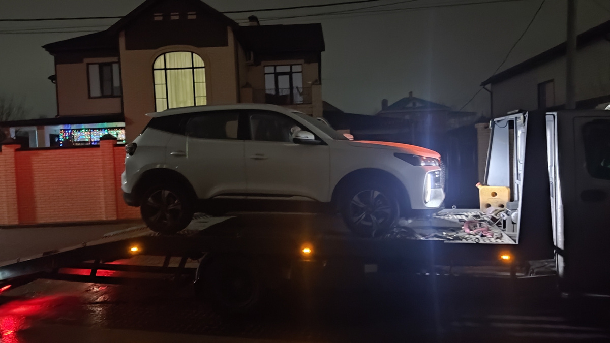 Автомобиль приехал прямо к дому на эвакуаторе