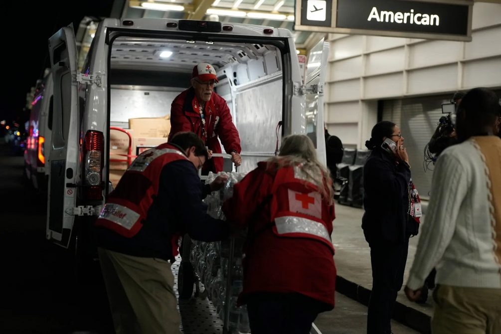    Пока из воды достают только тела - выживших нет.