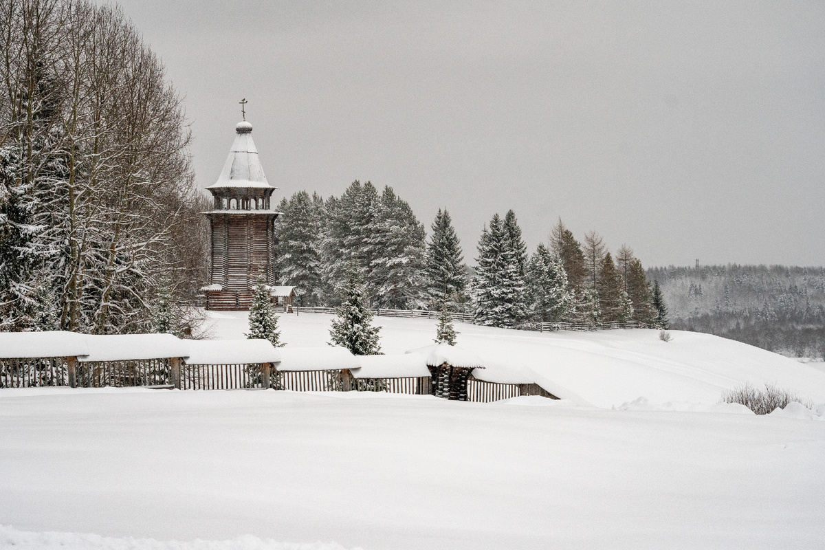 Вид на колокольню от касс музея