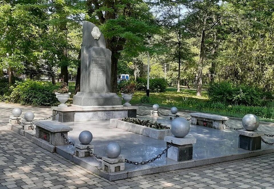 Могила непобедимого силача находится прямо в горпарке Ейска. Фото: Евгения ОСТРАЯ