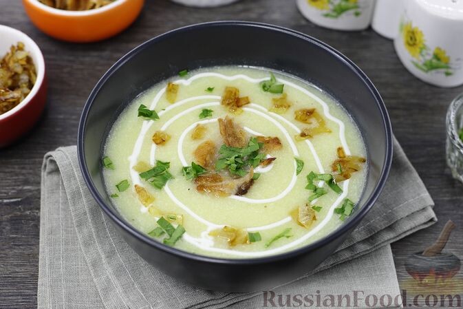 картофель, бекон, лук репчатый, молоко, сыр твердый, зелень, соль, перец черный молотый, сметана (для подачи)