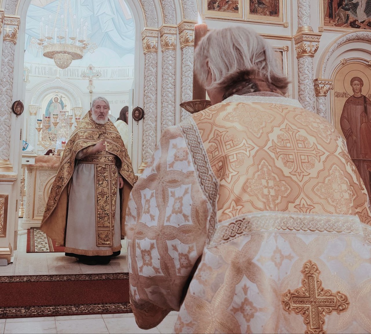 Отец Александр благословляет нас, со свечой - алтарник Сергий, в алтаре - диакон отец Николай