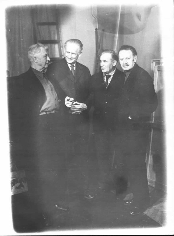 Художники-москвичи, работавшие в музее "Свирская победа" (Ярослав Титов, Борис Воронцов, Ювеналий Коровин, Евгений Расторгуев). Фотография,24х18, 1975. Из собрания Музейного агентства Ленинградской области (происходит из архива Я.Титова).