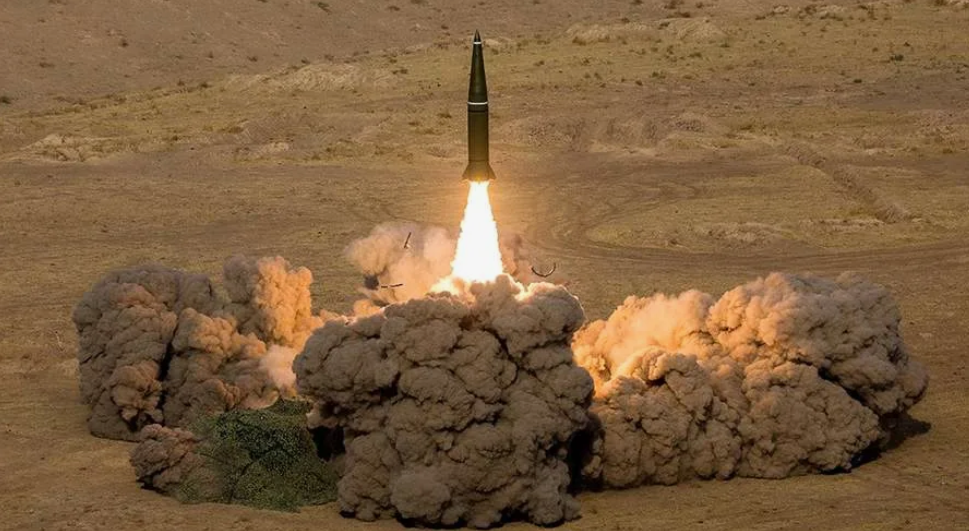 Старт "Искандера-М" всегда завораживает. На сегодня, безусловно, это самый результативный высокоточный ОТРК на планете. Теперь он станет ещё и ракетой малой дальности. Фото МО РФ