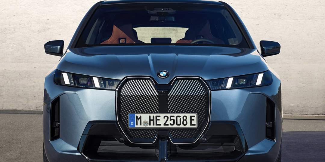 Электрический BMW iX 2025 с паровозной тягой 1100 Нм и огромными «глухими» ноздрями! Премьера!