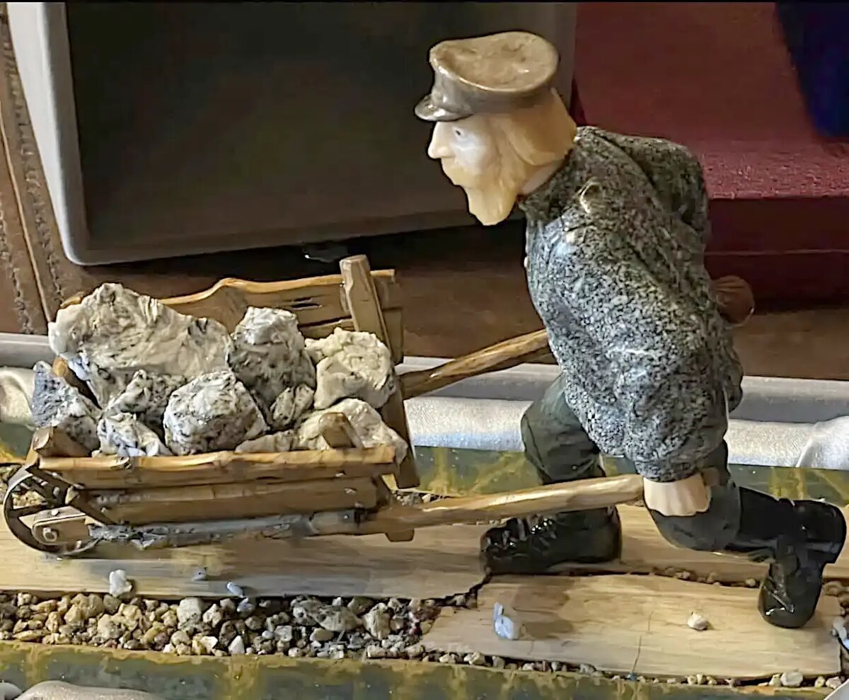 скульптура из камня «Горнорабочий», уральская школа объемной мозаики, Сергей Заботченко Мастерская : «Русские полудрагоценные камни и минералы»