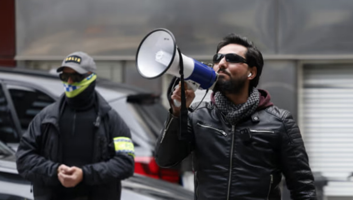 На фото из СМИ Швеции - Салван Момика во время одной из своих антиисламских акций