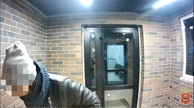 Подозреваемая пытается сделать закладку