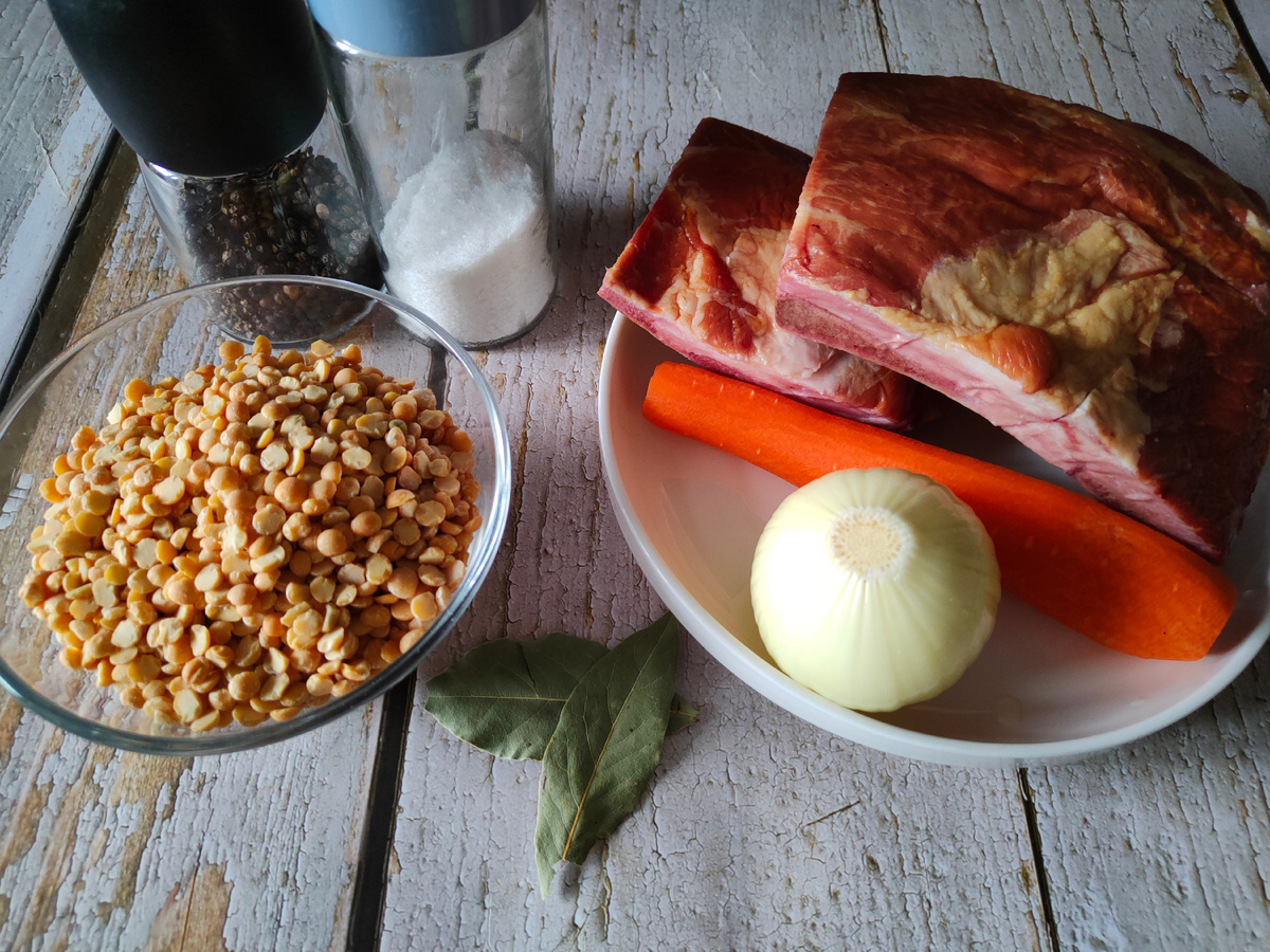 Вместо рёбрышек можно взять копчёную курицу.