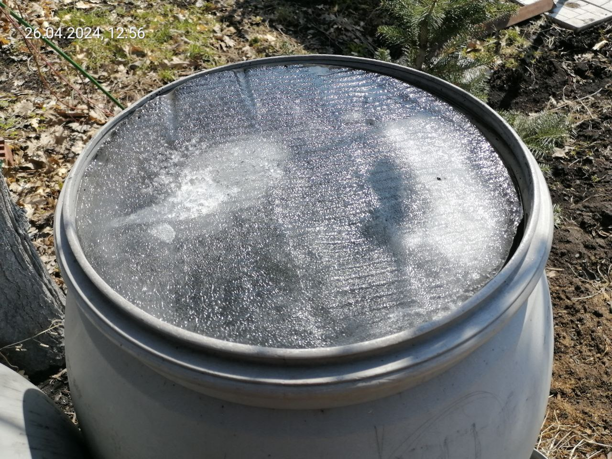 Одна из наших бочек в конце апреле, в апреле у нас еще зима