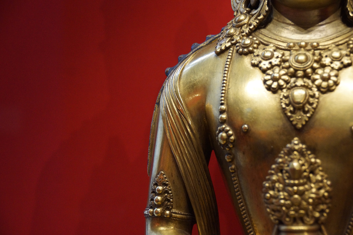 Амитаюс (фрагмент). Монголия, XVII в. Г. Дзанабадзар (1635-1723). Бронза, краски, литьё, золочение, чеканка. Национальный музей Республики Бурятия. Фотография автора.