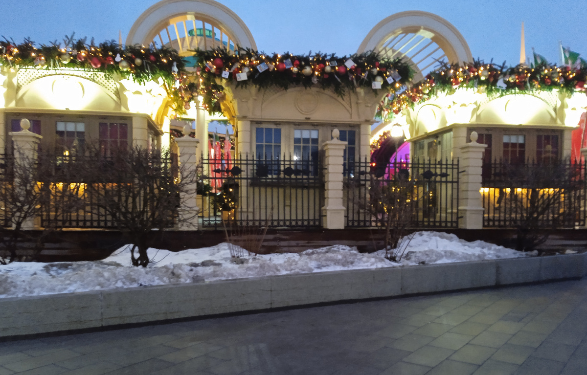 Ярмарка "Путешествие в Рождество" рядом с метро Кузьминки. Было раннее утро, и вход на территорию был закрыт еще. Но видно, что немного снега на газоне имеется. И тот уже подтаявший...