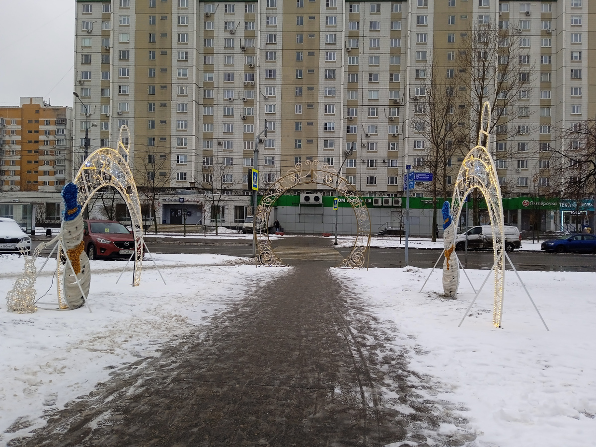 Район Жулебино, территория у фудмолла "Привоз". Снег и нет, не лед на жорожке, а кашица из подтаивающего снега.