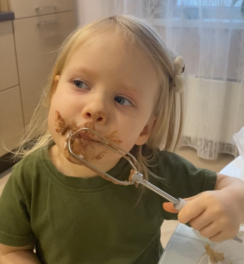 Такая помощь ей по нраву - делали торт сыну подруги