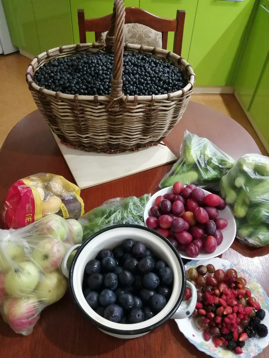 Чем больше разнообразие фруктов, ягод и овощей (да и ёще разных по цвету), тем больше витаминчиков мы получаем. 