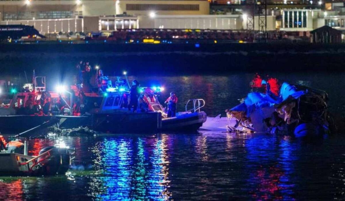     Спасательная операция на месте крушения. Источник: ria.ru Автор фото: Andrew Harnik