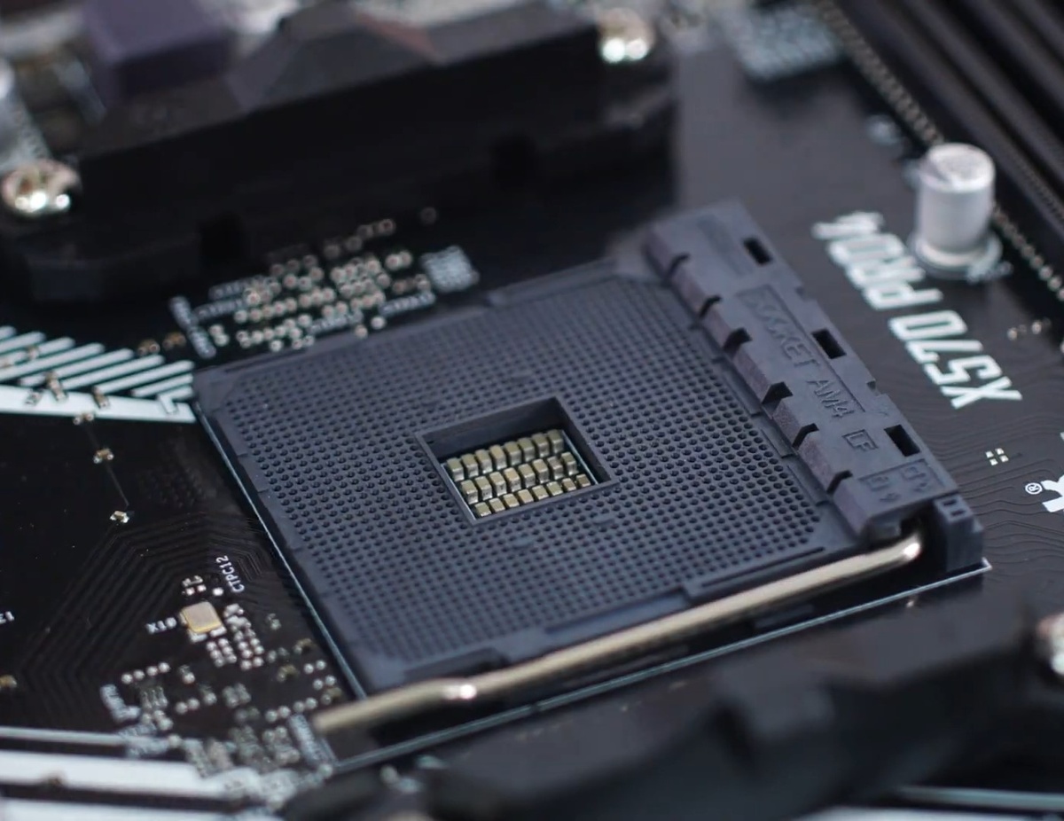 AMD или INTEL — будет меняться расположение контактов на процессоре и материнской плате. У процессоров AMD выступающие контакты расположены на подложке процессора, в то время как у Intel контакты находятся непосредственно в сокете материнской платы.