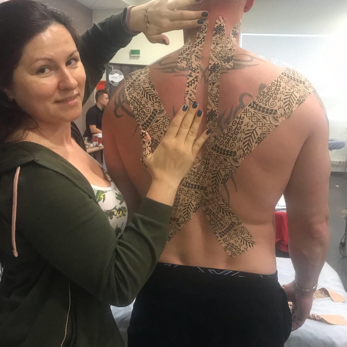 Фото в просессе ))) Коррекционное динамическое спортивное тейпирование, закрепляющее коррекицю осанки взрослого мужчины 