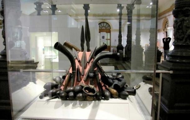 Клад Доурис. Яйцевидные предметы считают бубенчиками. Может быть, для слонов, но называют так.