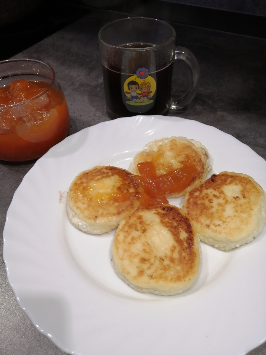 Сырники и мамино абрикосовое варенье 