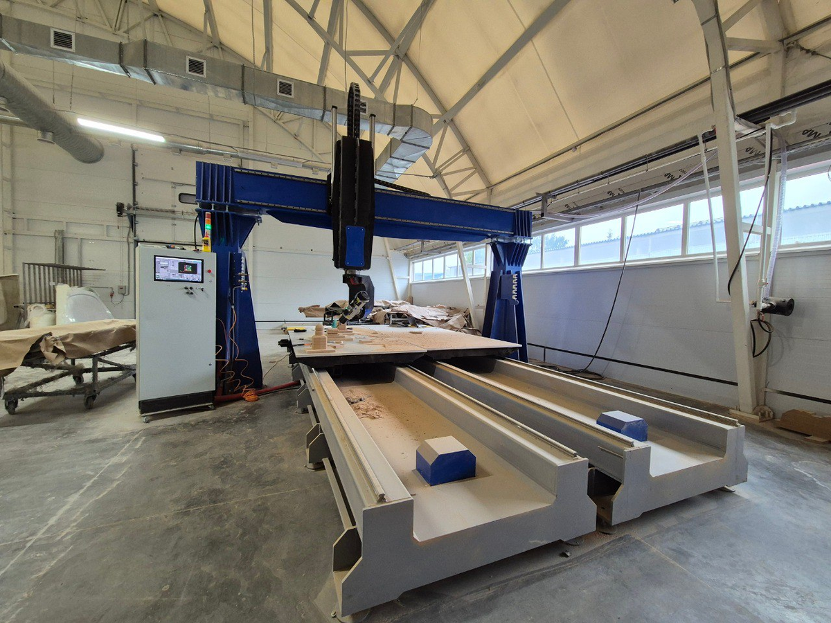 Двухстольный фрезерный обрабатывающий центр Bizon со стойкой управления Pumotix.