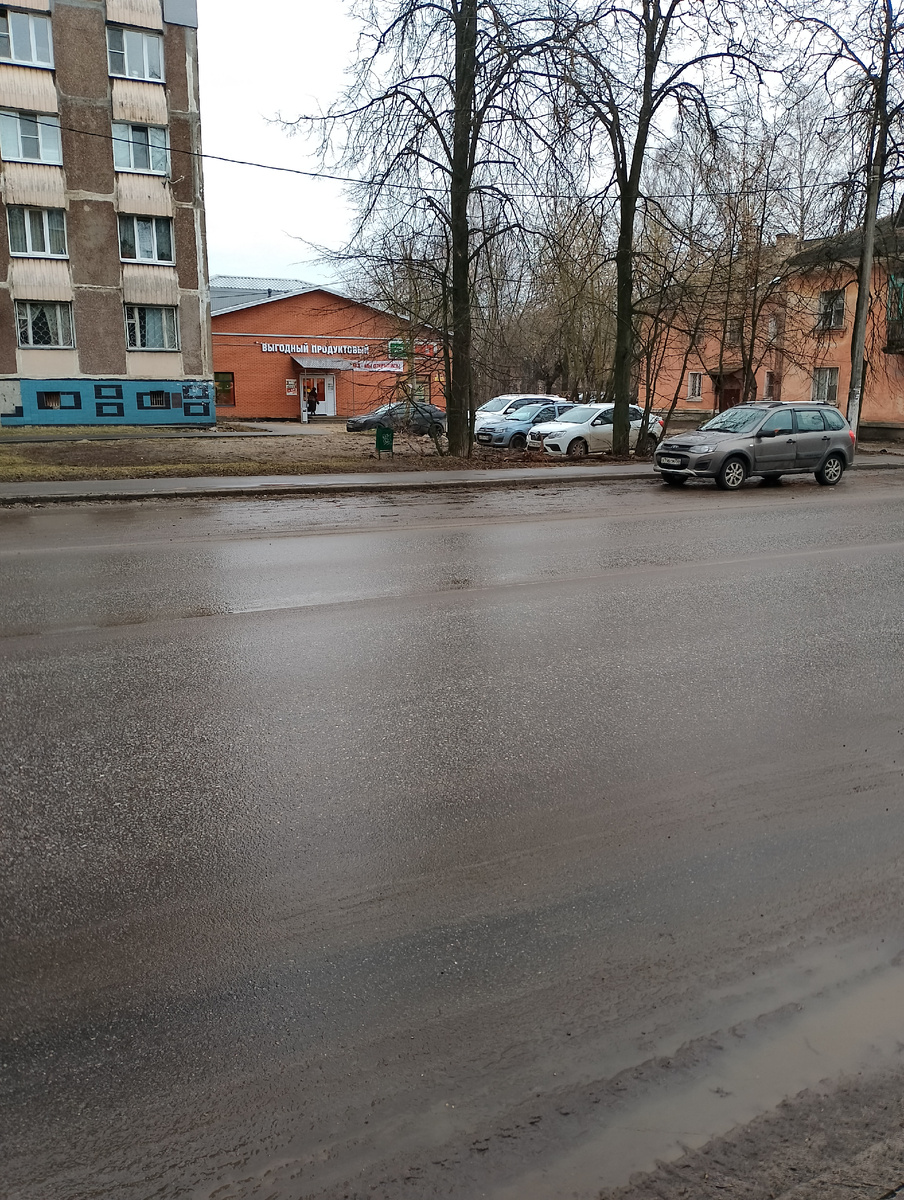  Местная администрация неоднократно. Пыталась её закрыть. Писали письма якобы от местных жителей,которые за стакан подписывали местные алкаши,но это не проходило. В конце концов хозяин бани решил уйти на пенсию и продать баню. Перепрофилировать её не имели права,но нашли человека ,который взялся якобы отремонтировать баню и продолжить её эксплуатацию. На самом деле он начал превращать баню в автосервис,хотя деньги были выделены на баню. После моей публикации работы прекратились. Но местная администрация не успокоилась . Баня превратилась в магазин. Магазинов здесь скоро станет больше ,чем жилых домов. Новый магазин здесь просто не нужен,а вот общедоступная баня нужна. Могут,конечно ,сказать,что в городе есть сауны. Господа,не надо путать публичный дом и баню. Не понятно,куда смотрят правоохранители? Или они недобросовесную администрацию от ПРАВА защищают?