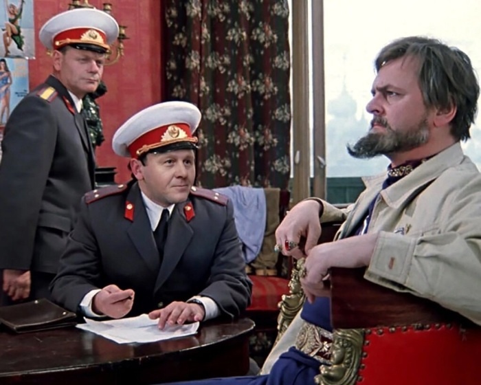 В комедии Гайдая царь Иван Грозный отвечает, что живет в палатах, а не в Кремле, как было задумано. / www.k-katar.ru