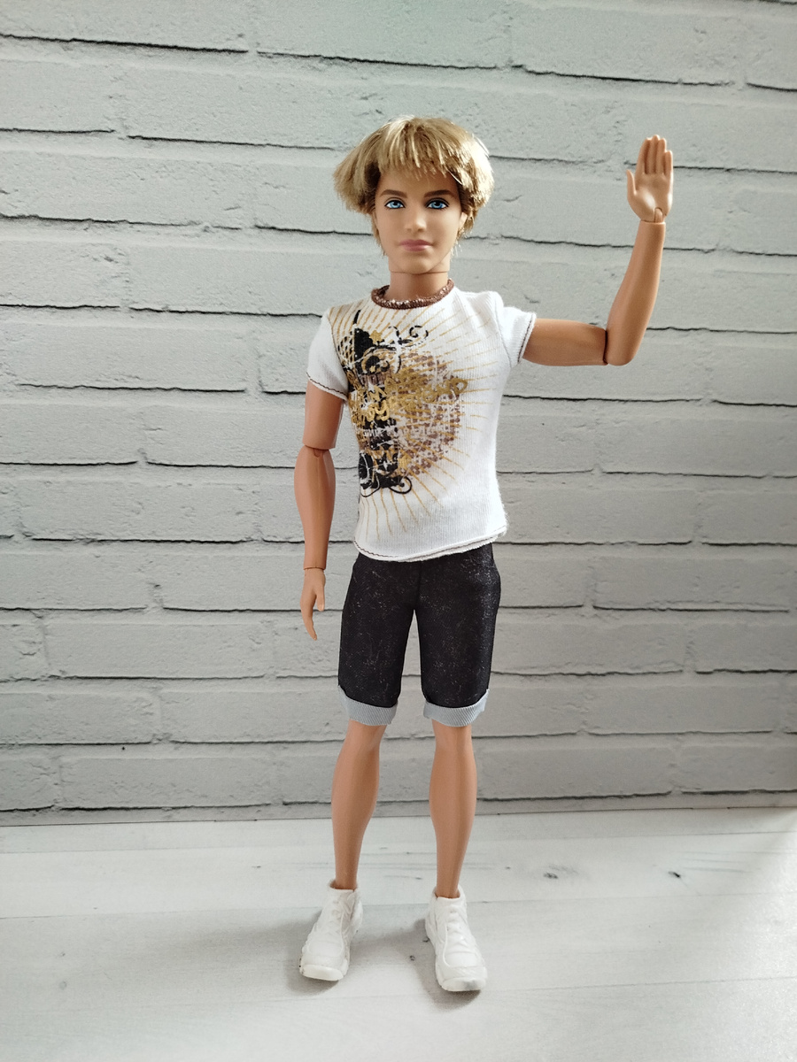 Вроде это Кен от 2011 года, молд Nicholas  Но полной уверенности у меня нет