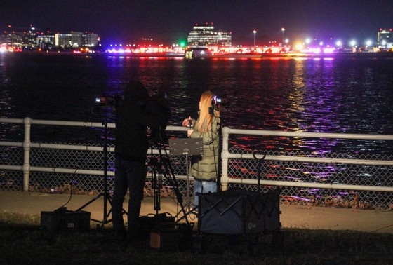    Съемочная группа у реки Потомак, в которую упал пассажирский самолет после столкновения с вертолетом