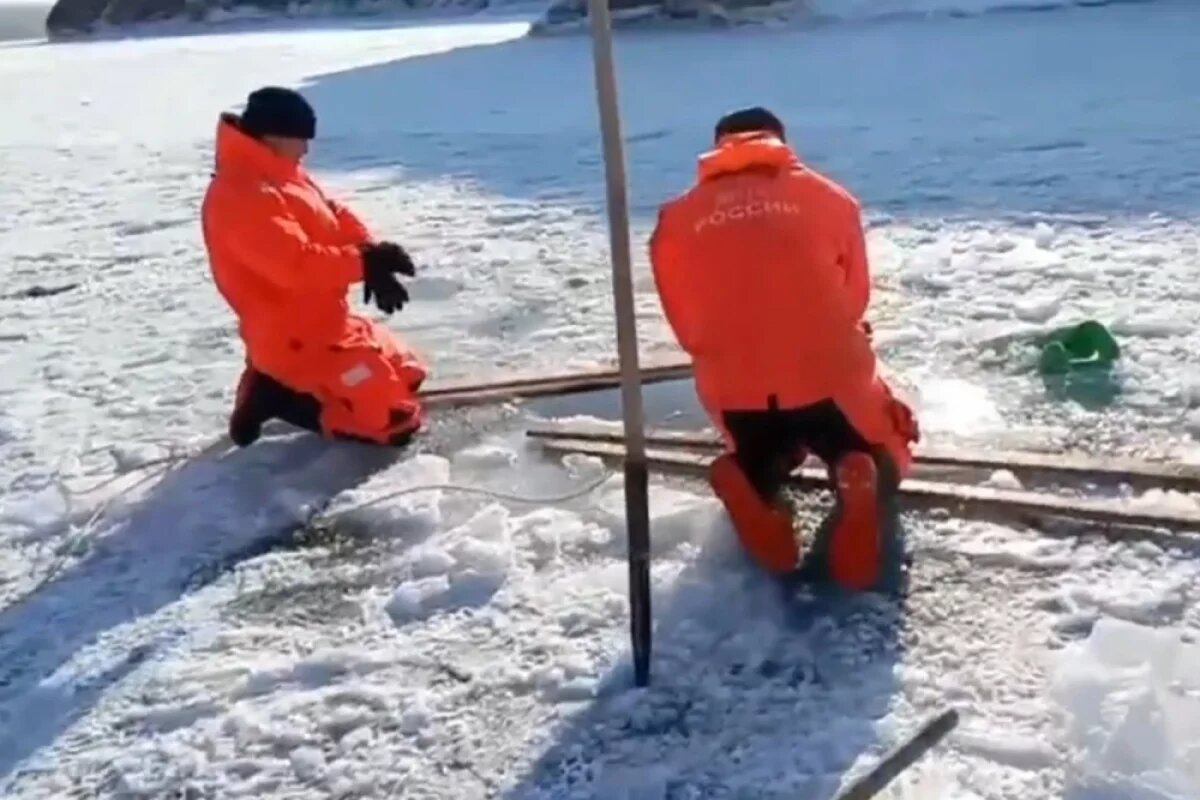    Двое рыбаков утонули на Байкале, провалившись под лёд в автомобиле