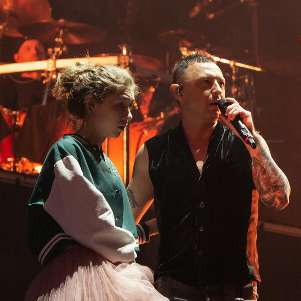     Девочка ищет отца на концерте группы «Звери» в трейлере фильма «Всё, что тебя касается»