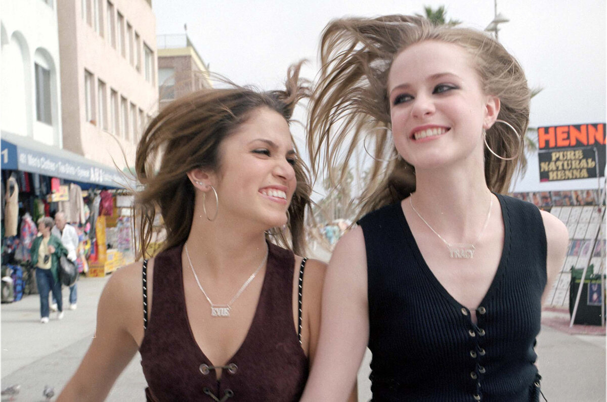 Трейси и Иви - две противоположности, дружба которых приводит к краху одной из девушек. Фото: стоп-кадр из фильма "Тринадцать", 2003.