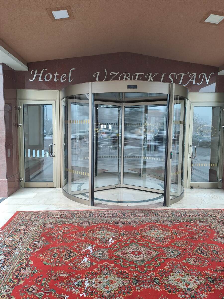 Вход в отель Узбекистан в Ташкенте