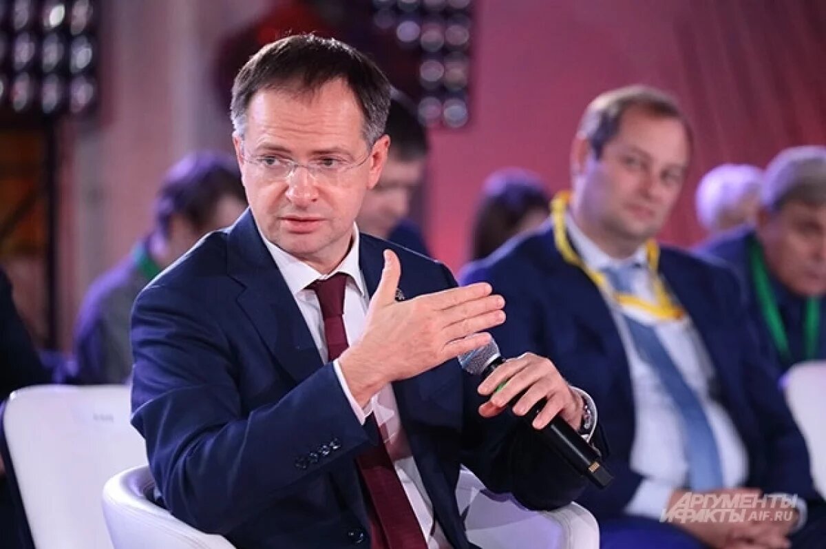    Мединский объяснил пропажу с афиш критикующих власть артистов