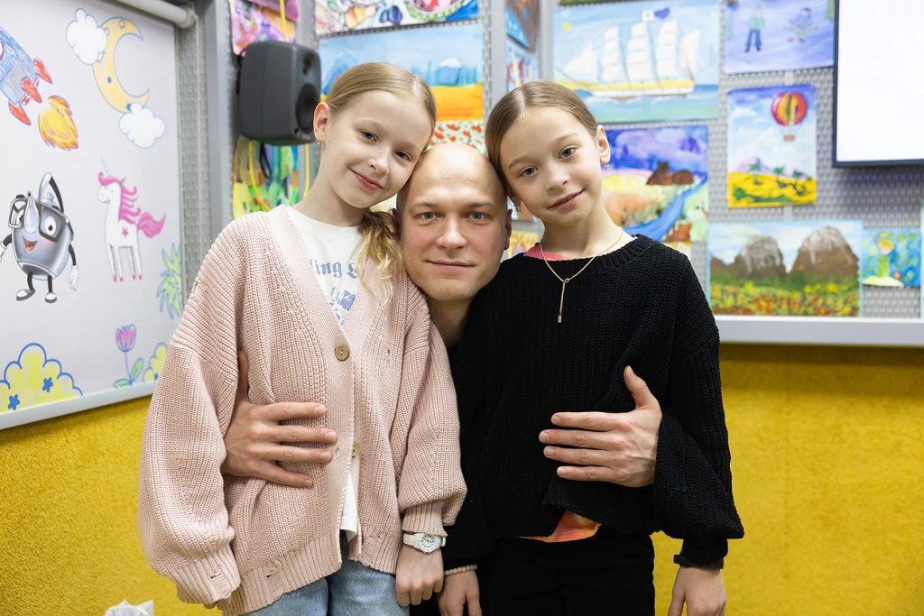    Юра Борисов с дочками редакция RTWeek