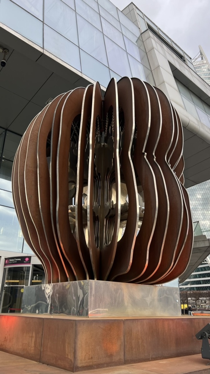 NewBorn Mind («Новорождённое сознание») 4,5-метровое сооружение из стали, часть арт-проекта «Земля 2050». Находится у центрального входа в БЦ «Город Столиц». 