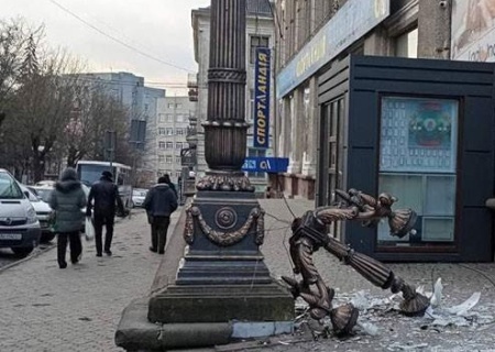    В Тернополе пьяный британец разбил окно в управлении полиции и сломал фонарь в центре города