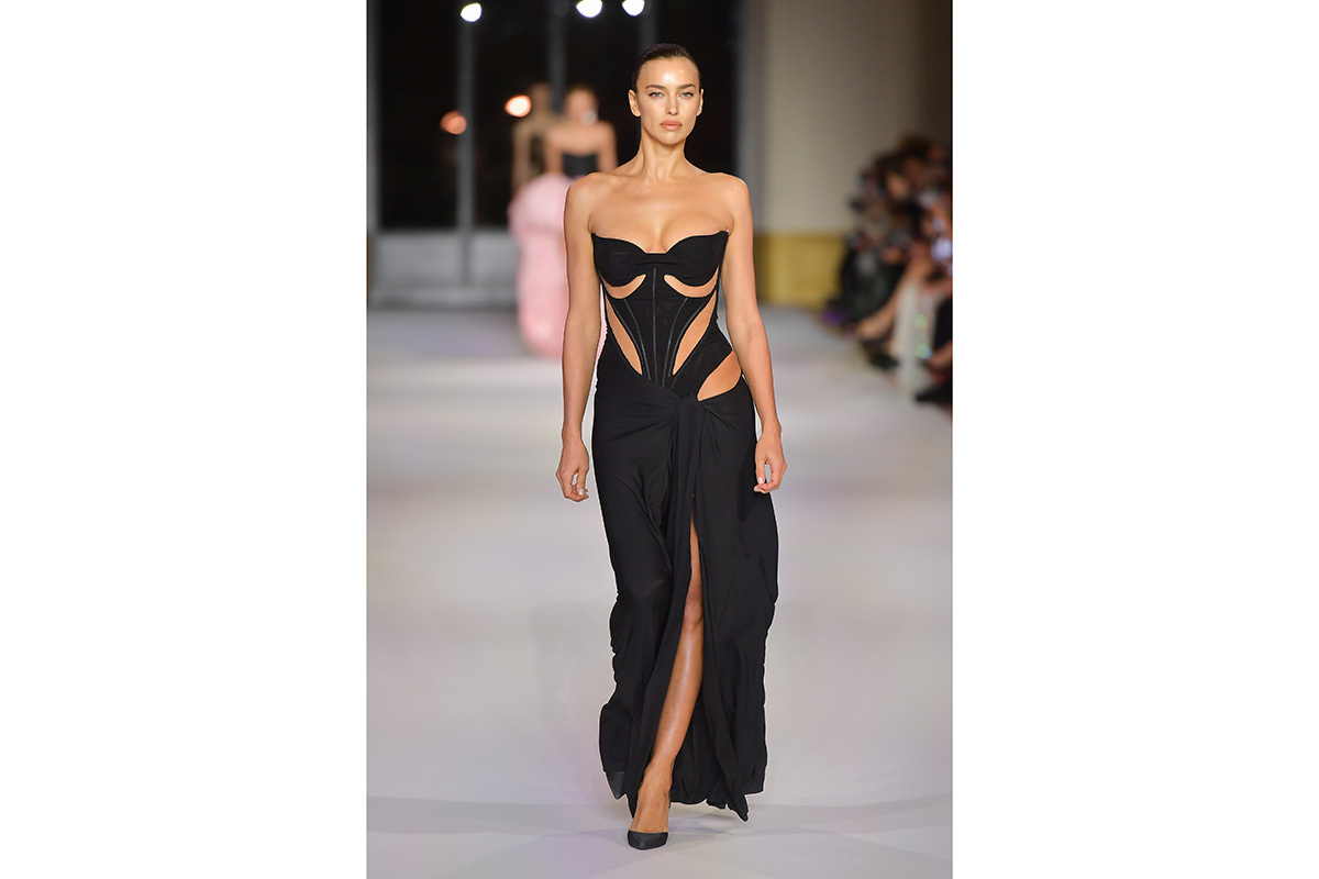 Dominique Charriau / WireImage📷Ирина Шейк на показе Celia Kritharioti 25 января 2025 года в Париже