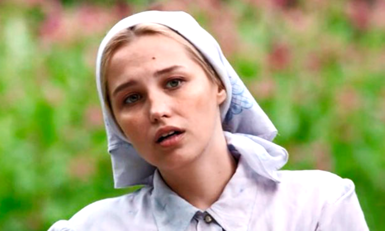 на фото Аглая Шиловская 