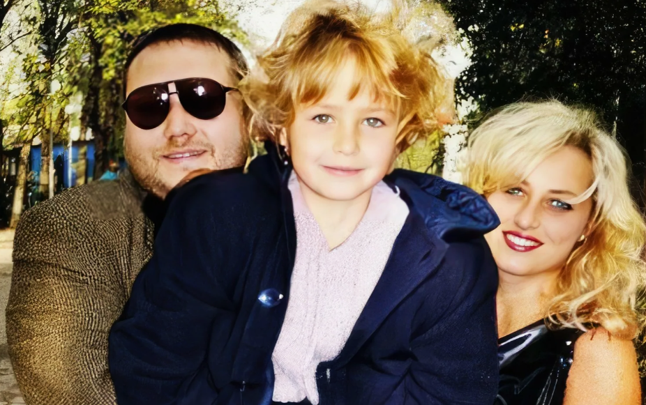 на фото маленькая Аглая Шиловская с родителями 