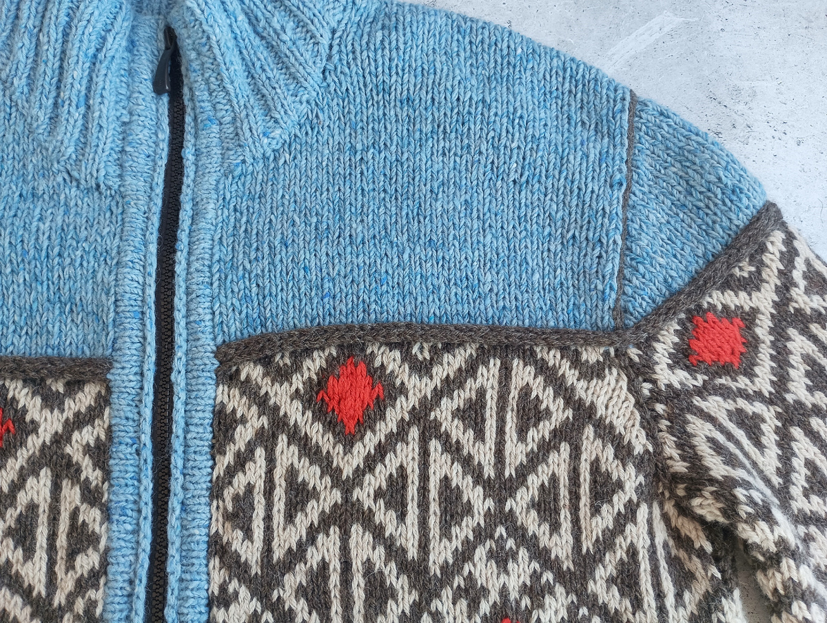 По окату рукава проложила тамбурный шов. Показалось, что его там не  хватает