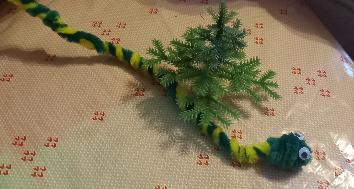 Змей Захарий с нашей старенькой советской мини-ёлочкой. Фон я выбирала светлый, чтобы Захарий не сливался с ним.