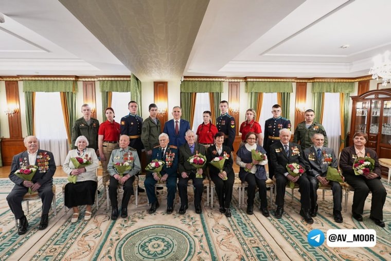 Вручение медалей приурочено к 80-летию со Дня Победы. Фото: telegram-канал Александра Моора