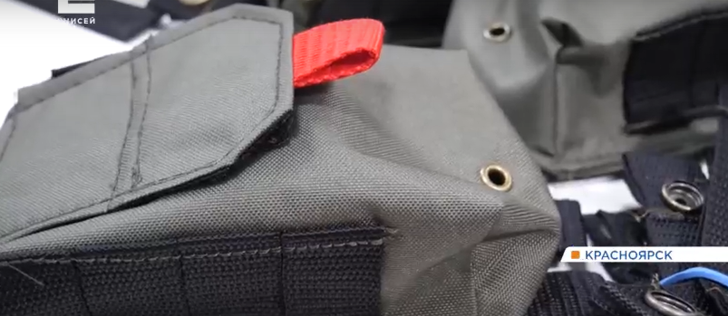     Красноярские волонтеры отшивают и собирают для бойцов СВО тактические аптечки