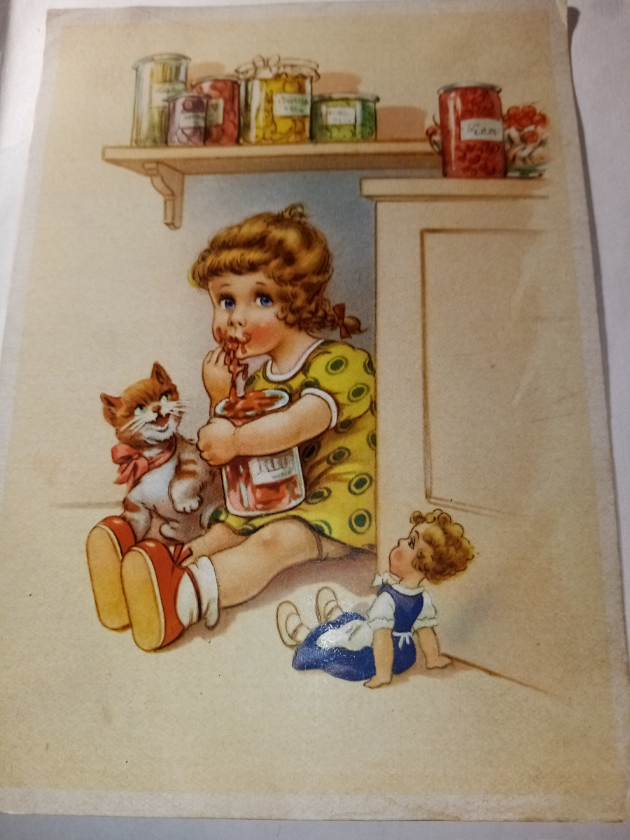 Девочка тайком поедает варенье, а кот над ней смеётся )