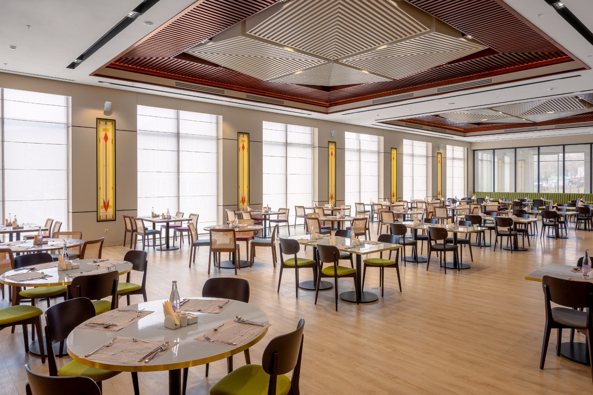 Обеденный зал в санатории "Источник" в Железноводске