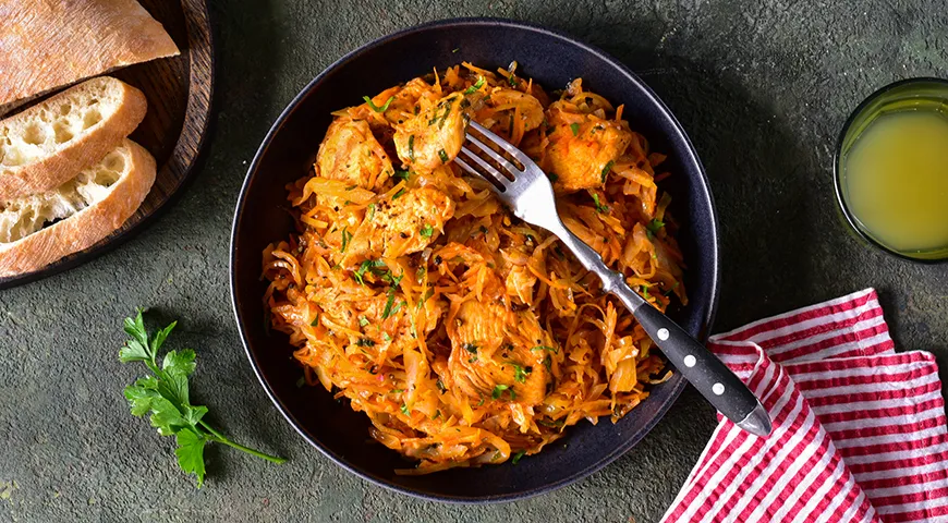 Квашеная капуста, тушеная на сковороде с мясом