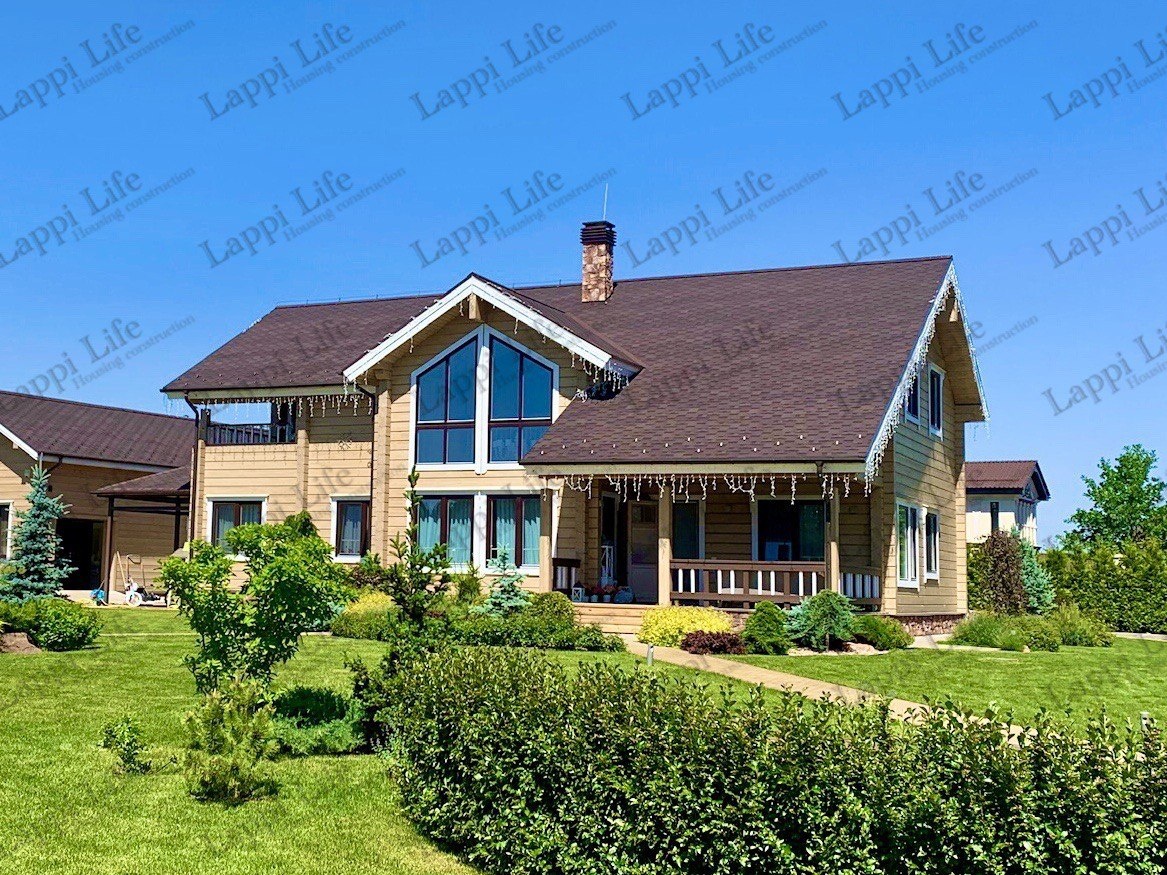 Пример дома, построенного из клеенного бруса.