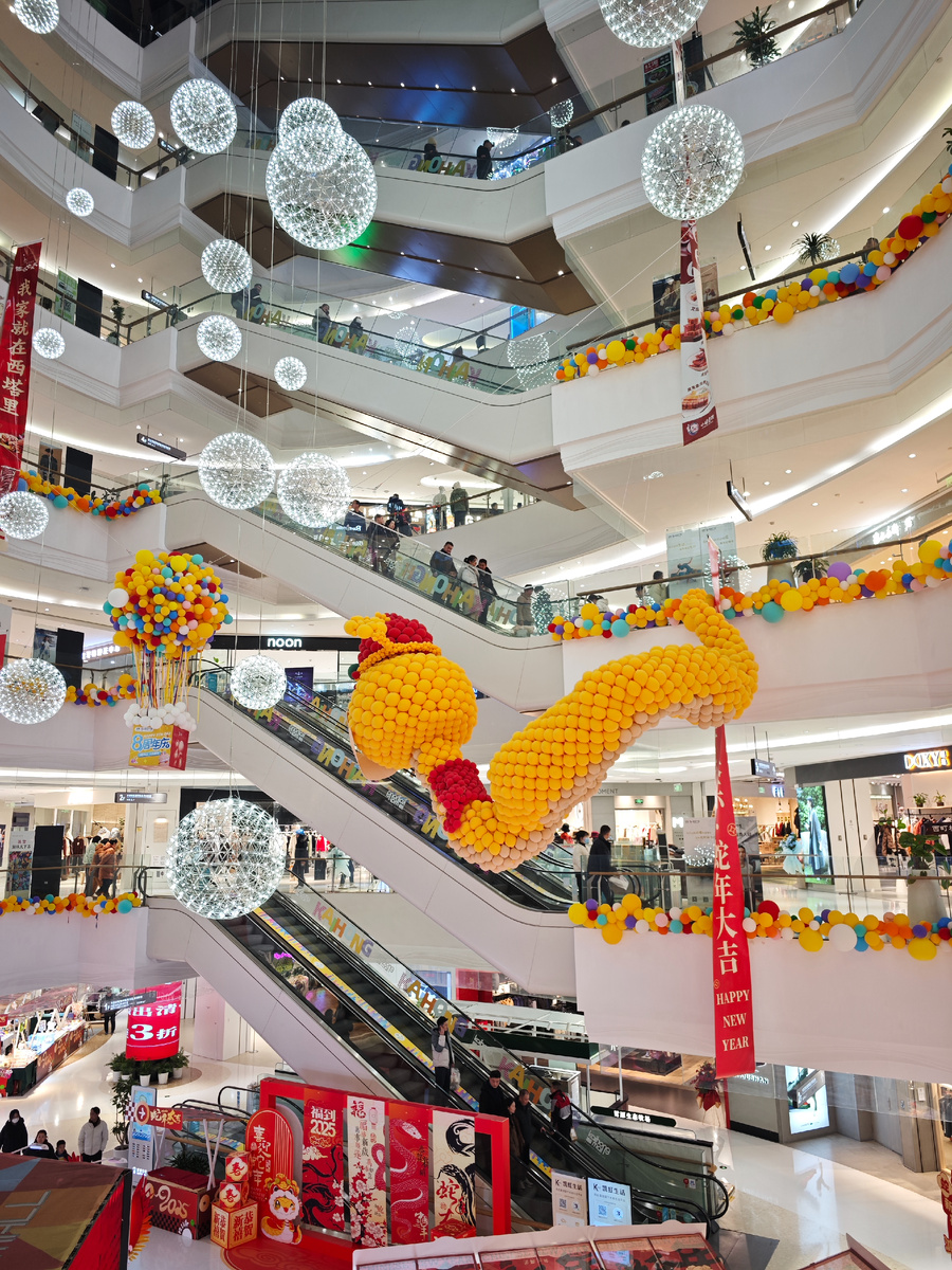 Новогодняя змея в китайском торговом центре, Чжоушань 